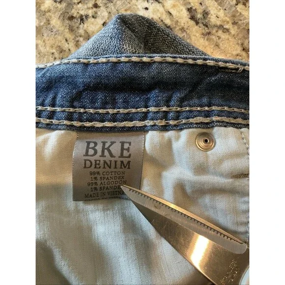 BKE Buckle Tyler Jean Shorts Mens Size 33 Blue Denim Embroidered Light Wash 12" - Picture 4 of 11